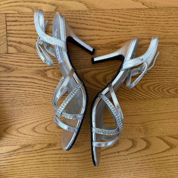Touch Ups Glittering Silver Heels Size 7 - Picture 3 of 15